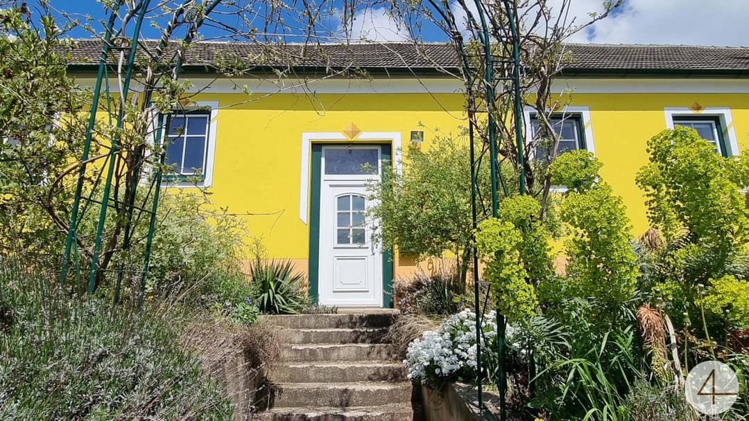 Romantischer Hof mit Garten
