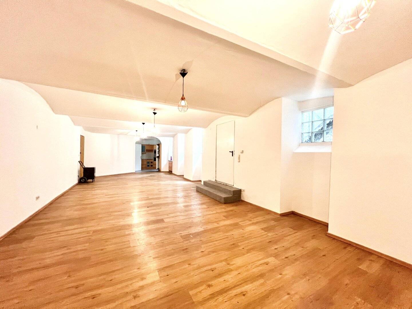 Nussdorf: Quiet commercial unit in the courtyard with kitchen and bathroom near the Danube &amp; U4