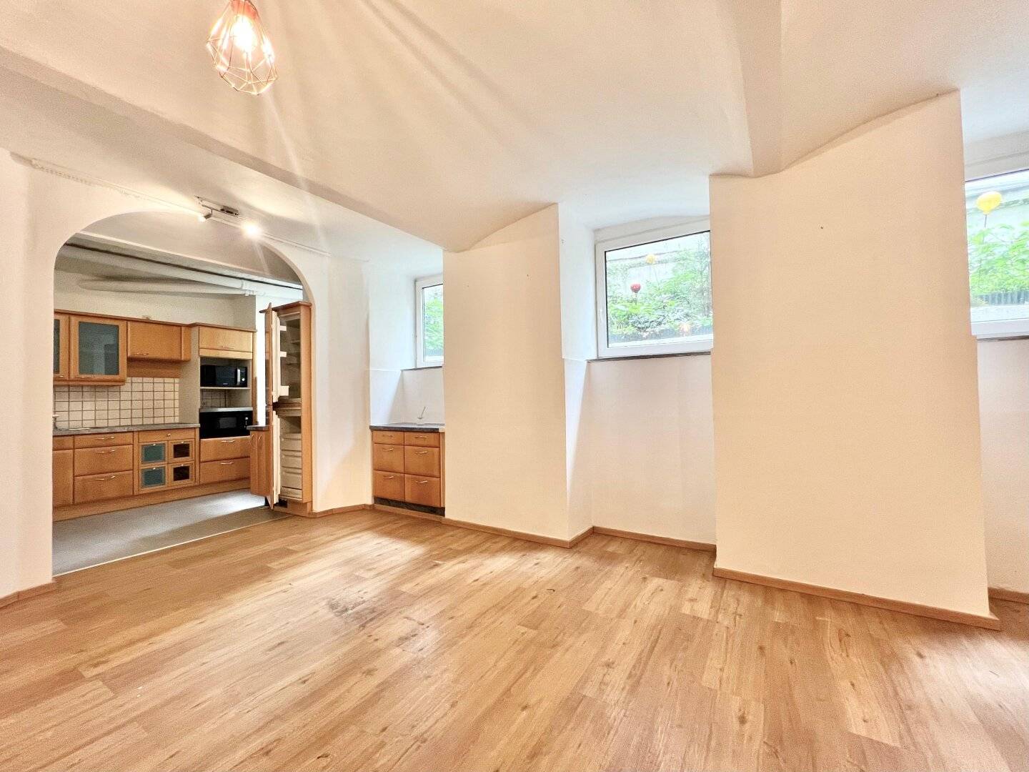 Nussdorf: Quiet commercial unit in the courtyard with kitchen and bathroom near the Danube &amp; U4