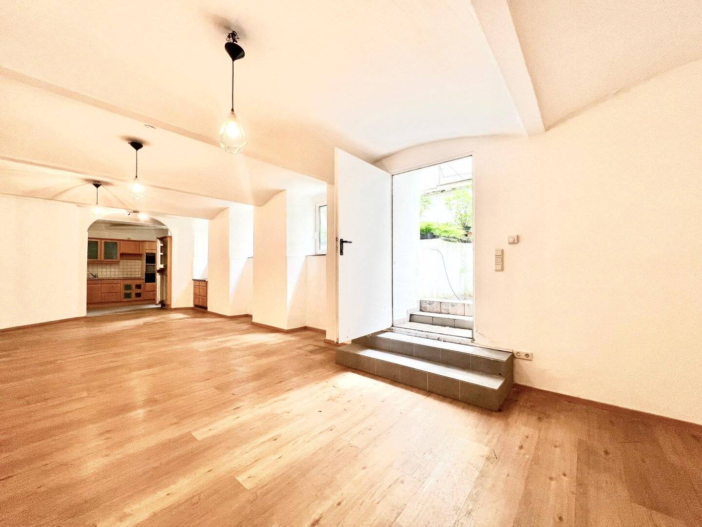 Nussdorf: Quiet commercial unit in the courtyard with kitchen and bathroom near the Danube &amp; U4