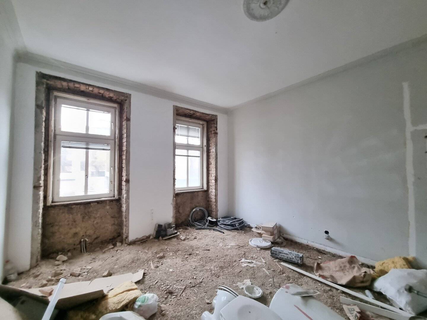 Sanierungsbedürftige Altbauwohnung- Nahe U3 und U4