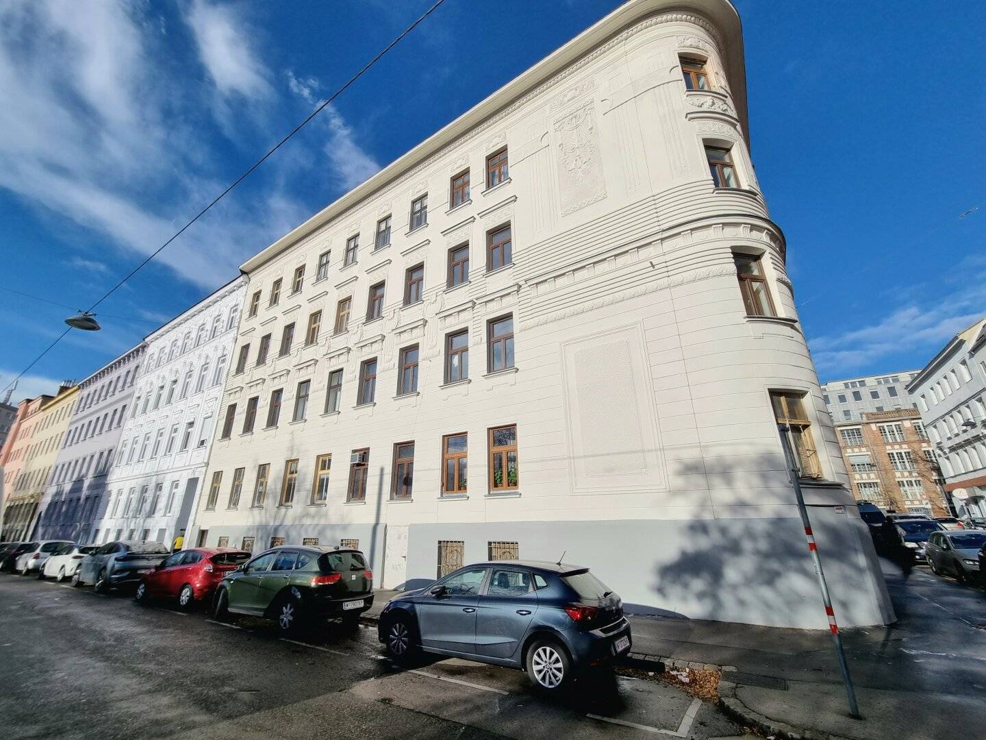 Period apartment in need of renovation near U3 Hütteldorfer Strasse and U4 Unter St.Veit