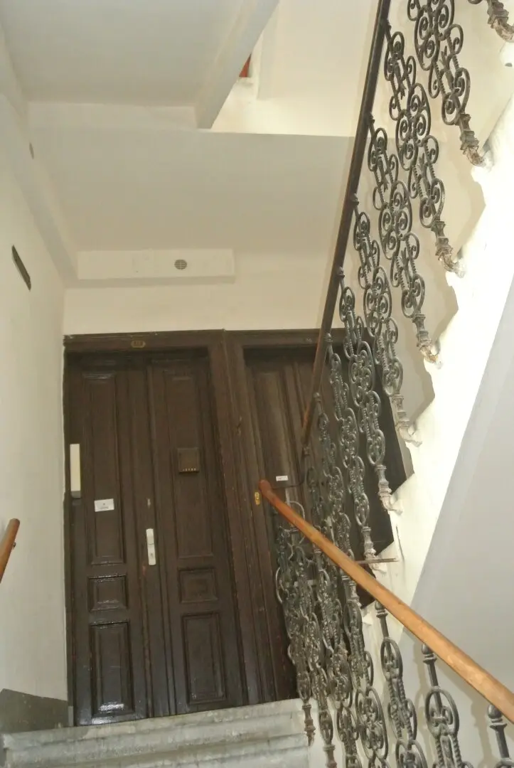 Apartment in a historic building with high ceilings near U3