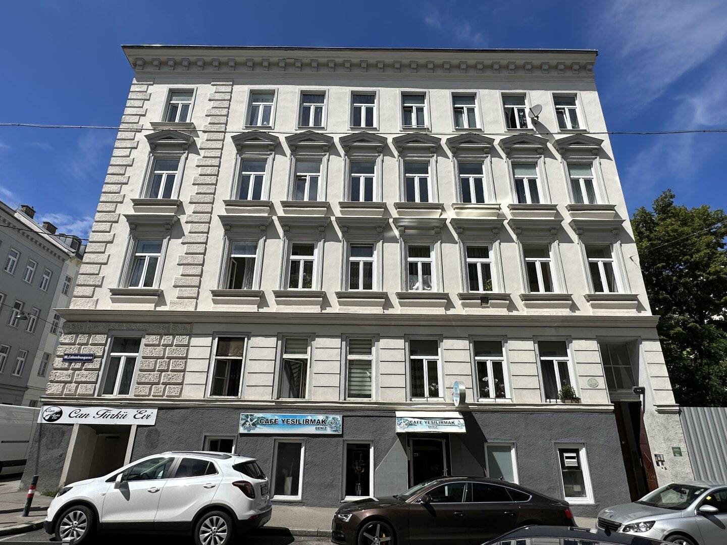 Dachgeschosswohnung mit hohen Decken nahe U Bahn