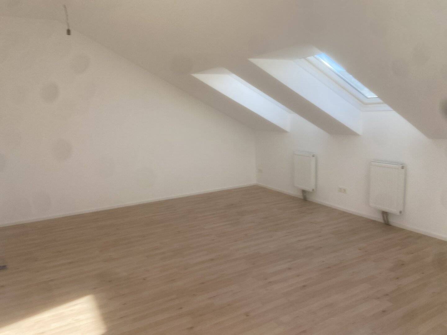 Dachgeschosswohnung mit hohen Decken nahe U Bahn