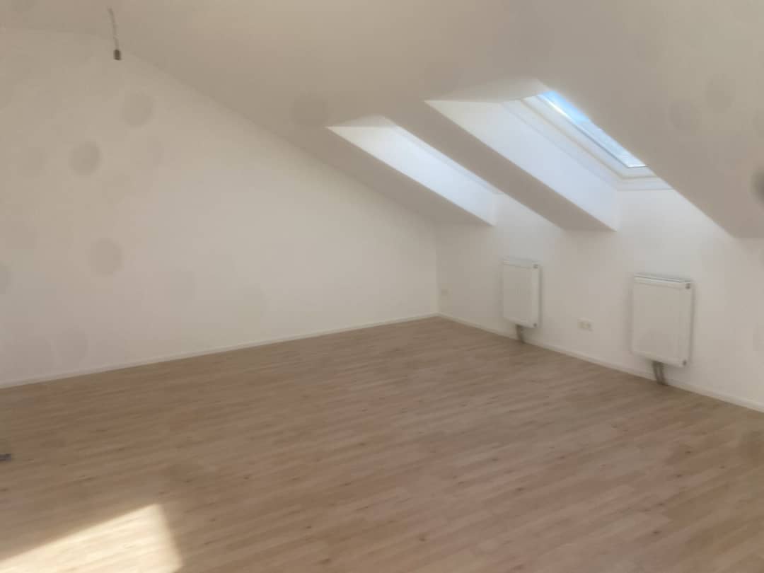 Dachgeschosswohnung mit hohen Decken nahe U Bahn