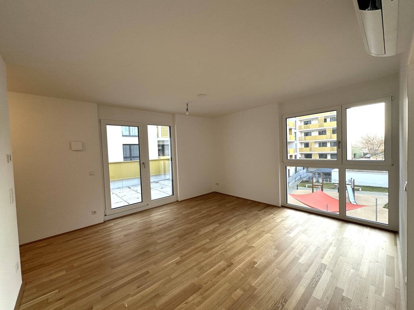 Schlau sein und jetzt investieren! Geräumige 3-Zimmer Wohnung mit 3 Terrassen in absoluter Ruhelage beim Kirschblütenpark - Erstbezug und Provisionsfrei!