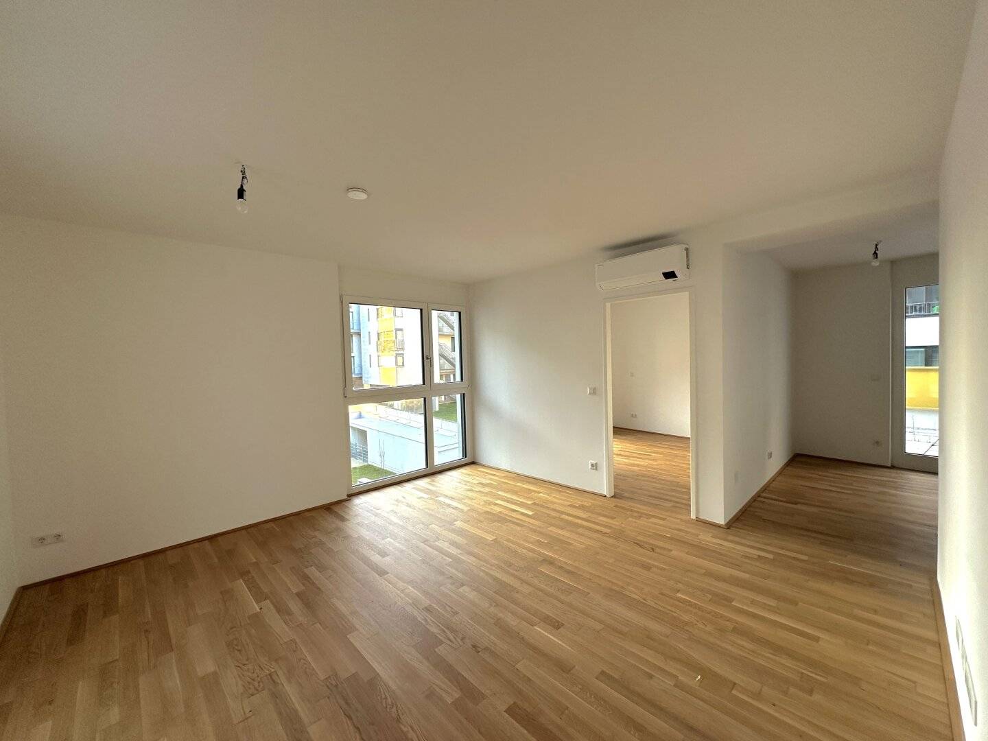 Schlau sein und jetzt investieren! Geräumige 3-Zimmer Wohnung mit 3 Terrassen in absoluter Ruhelage beim Kirschblütenpark - Erstbezug und Provisionsfrei!