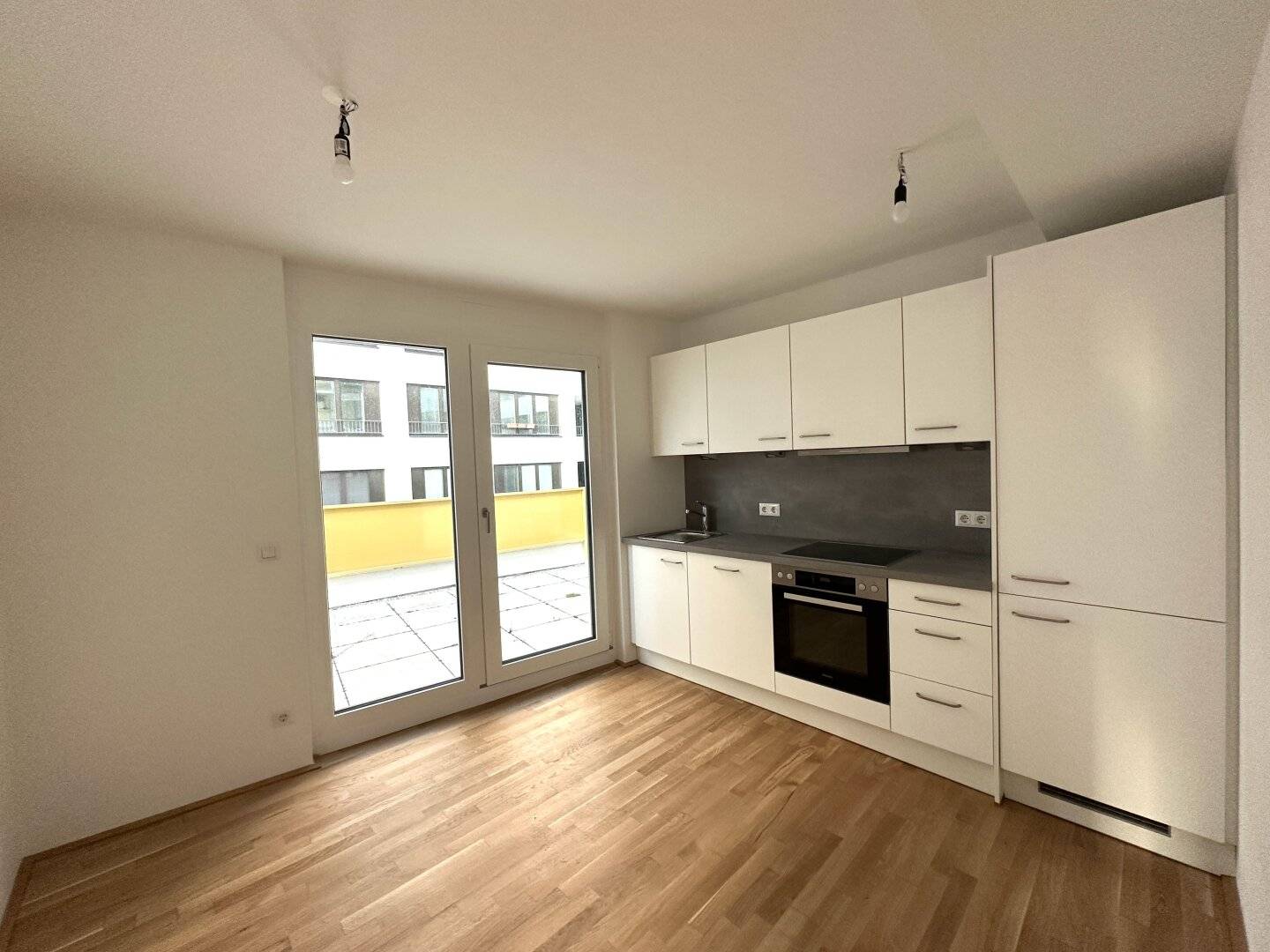 Willkommen zu Hause! Geräumige 3-Zimmer Wohnung mit 3 Terrassen in absoluter Ruhelage beim Kirschblütenpark - Erstbezug und Provisionsfrei!