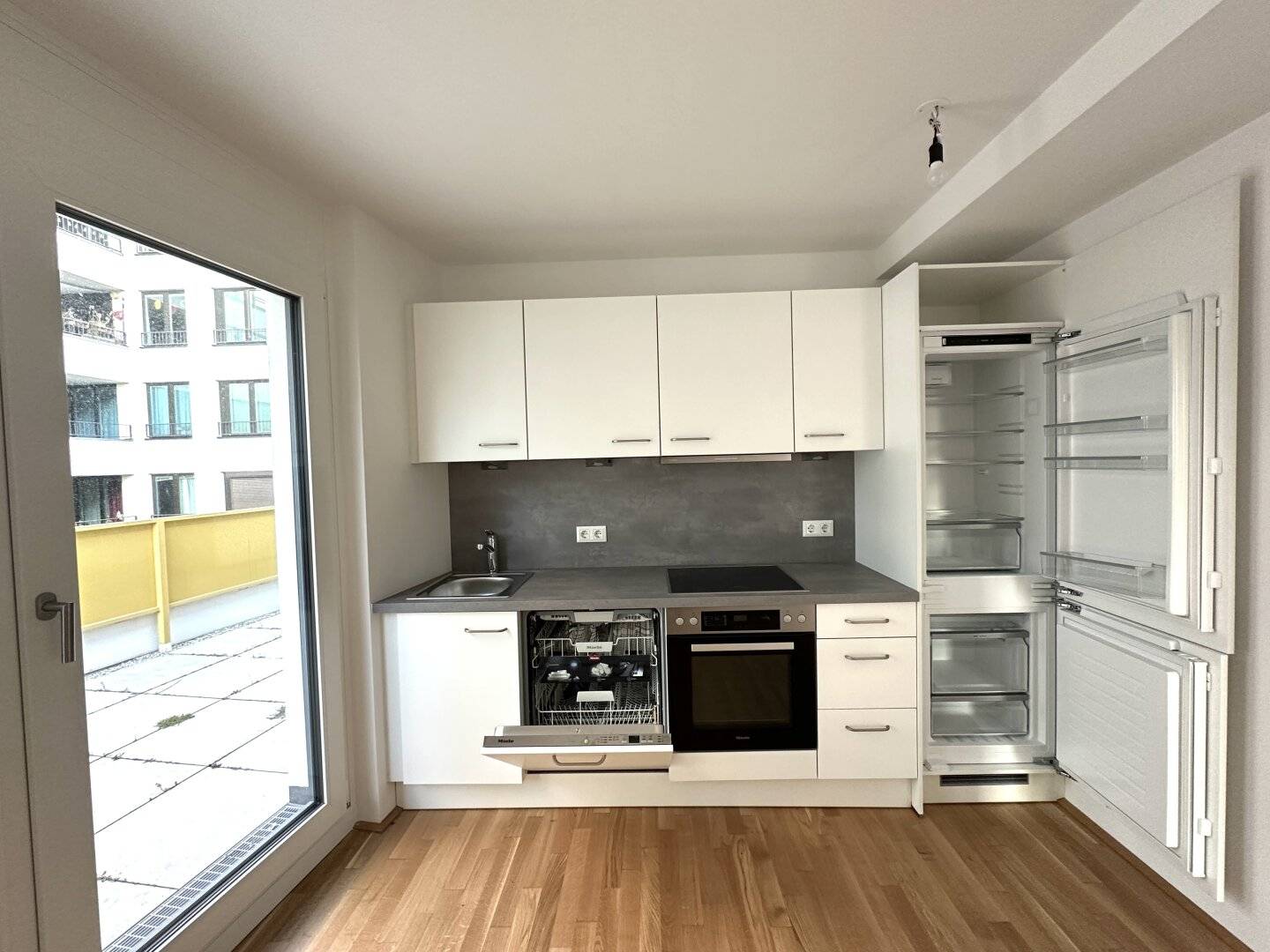 Willkommen zu Hause! Geräumige 3-Zimmer Wohnung mit 3 Terrassen in absoluter Ruhelage beim Kirschblütenpark - Erstbezug und Provisionsfrei!