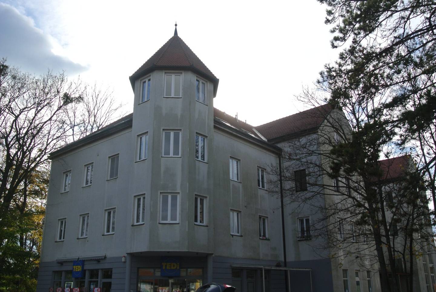 Sunny apartment near the station and the center only 16 min by S-Bahn to U6 Wien Meidling