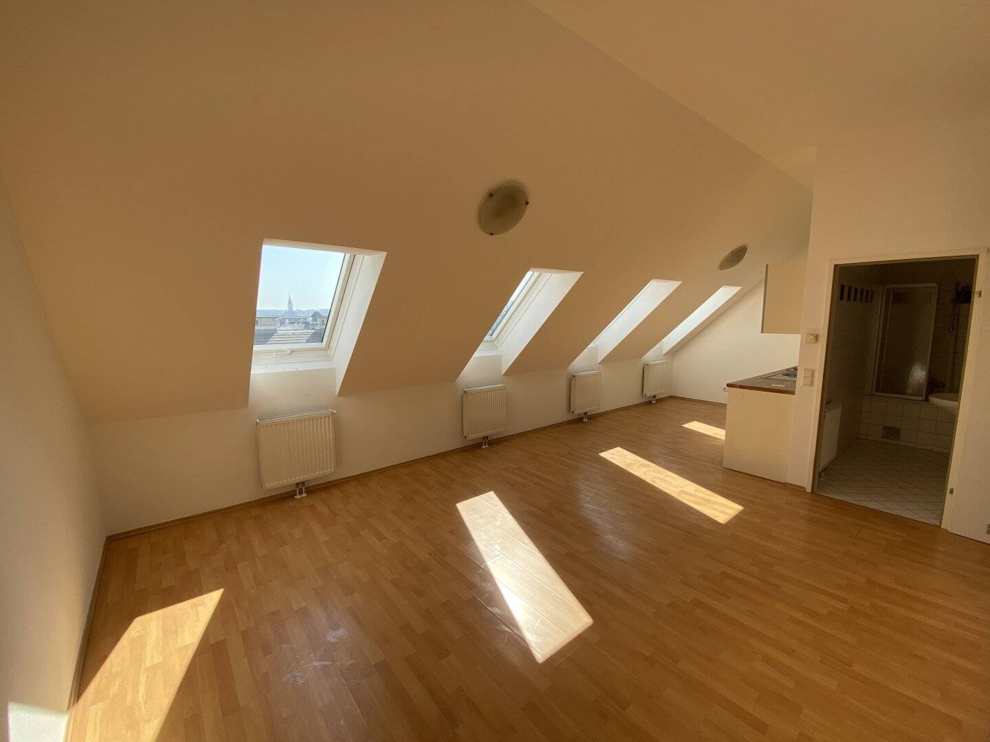 Helle 2-Zimmer-Dachgeschosswohnung – Sofort verfügbar!