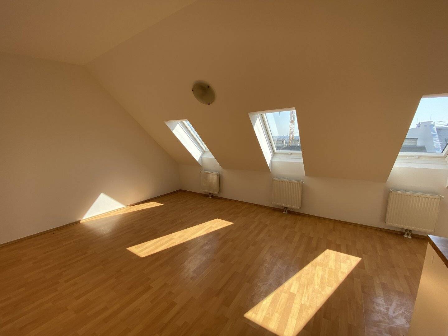 Helle 2-Zimmer-Dachgeschosswohnung – Sofort verfügbar!