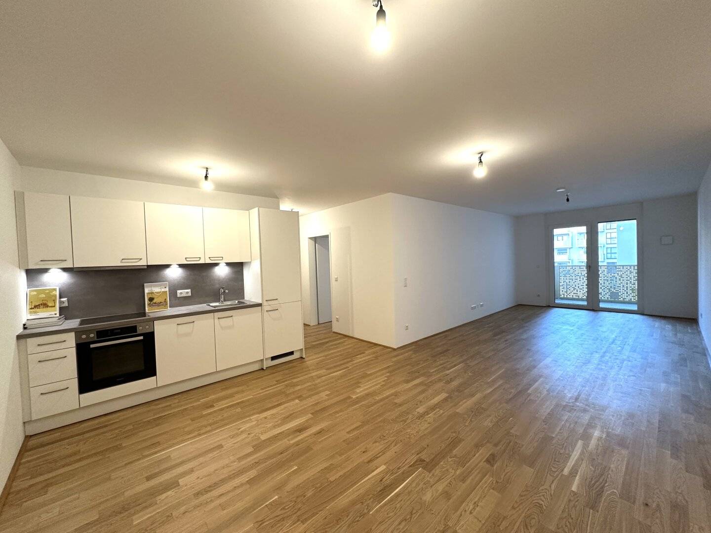 Hier wartet ein TOP-Investement auf Sie! Traumhafte 3-Zimmer Wohnung mit fast 40m2 Wohnzimmer und bereits eingebauter Küche! Neubau-Erstbezug & Provisionsfrei!