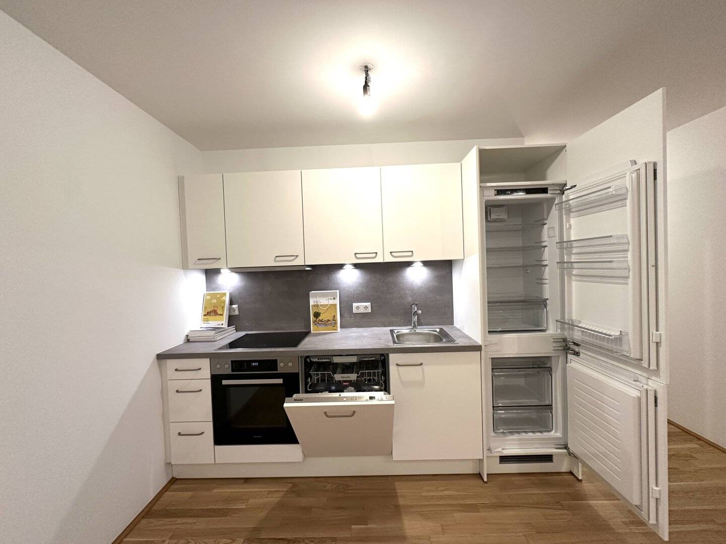 Hier wartet ein TOP-Investement auf Sie! Traumhafte 3-Zimmer Wohnung mit fast 40m2 Wohnzimmer und bereits eingebauter Küche! Neubau-Erstbezug & Provisionsfrei!