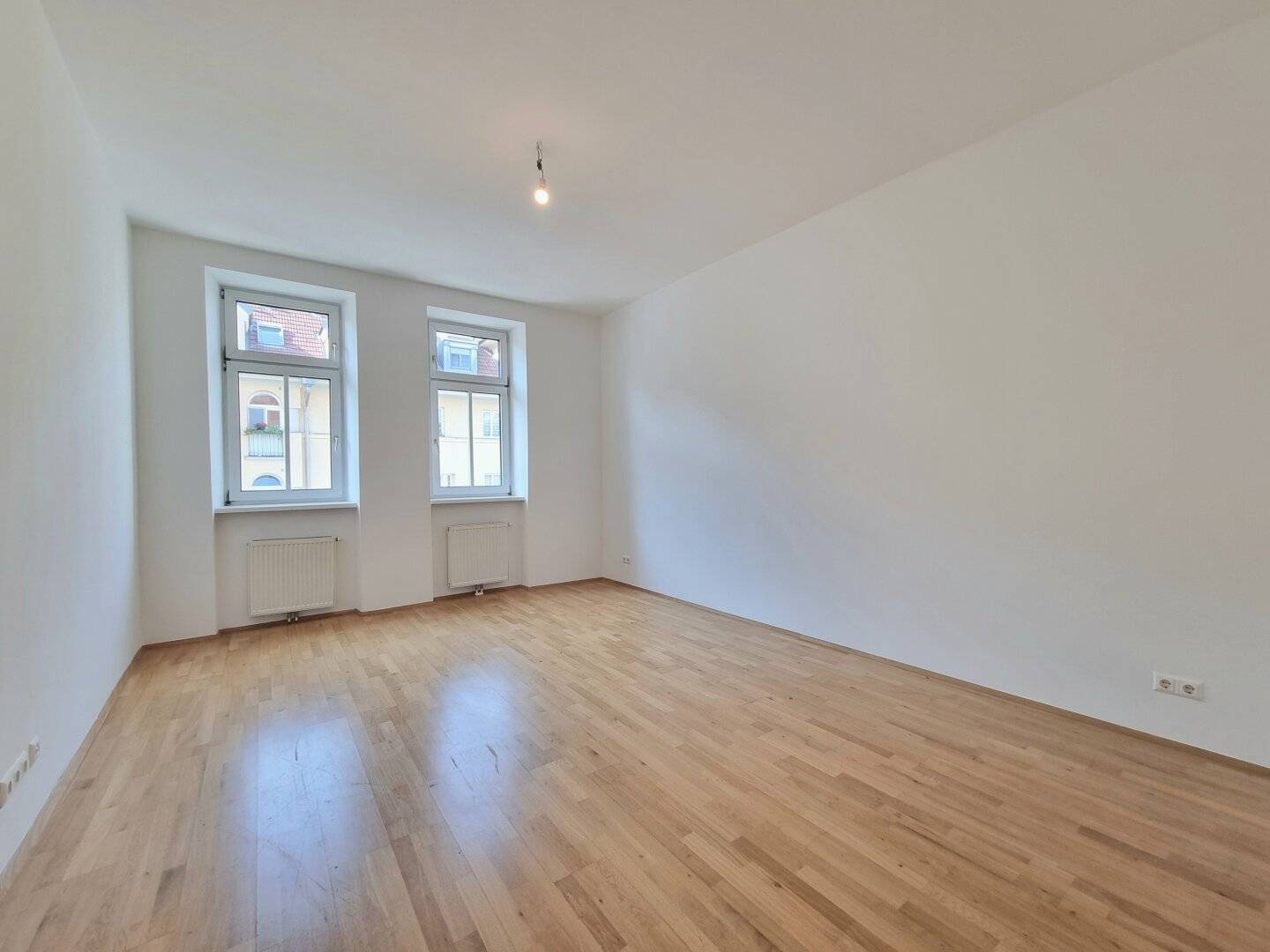 Altbaucharme trifft ruhige Lage - Freundliche 2 Zimmer mit viel Potential - Bahnhof Hernals in der Nähe