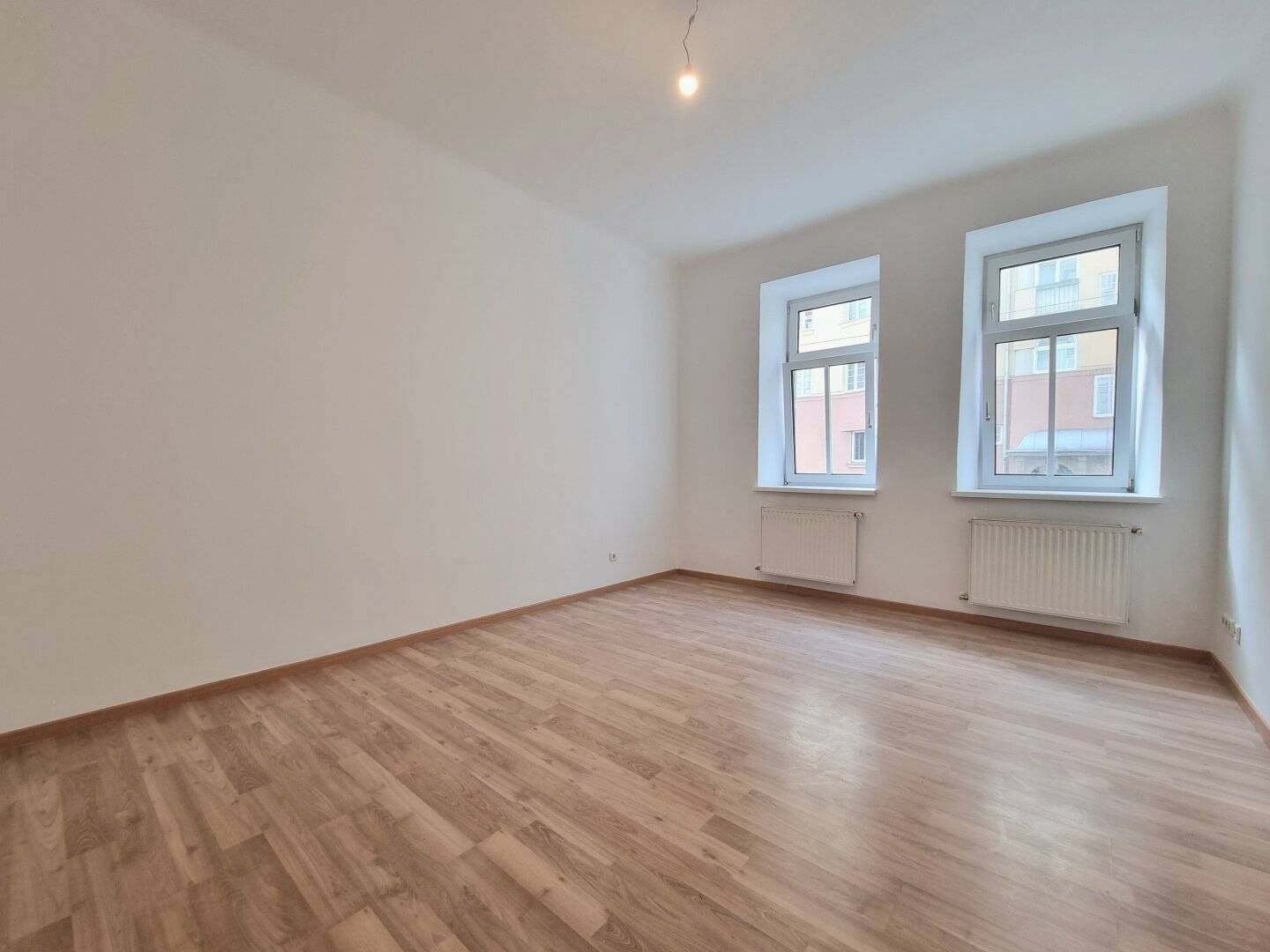 Freundliche 2 Zimmer Altbauwohnung in ruhiger Lage - Bahnhof Hernals in der Nähe