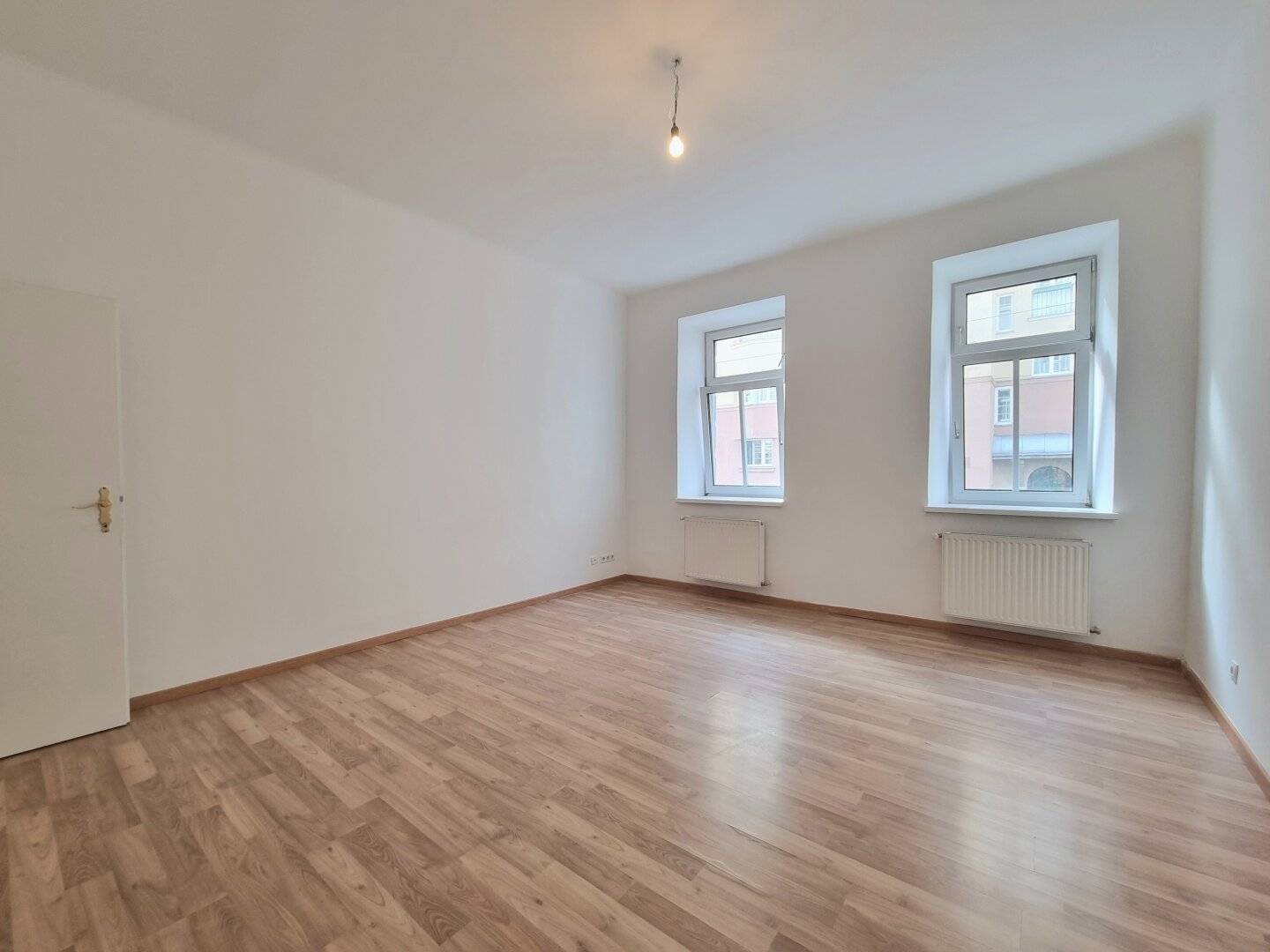 Freundliche 2 Zimmer Altbauwohnung in ruhiger Lage - Bahnhof Hernals in der Nähe