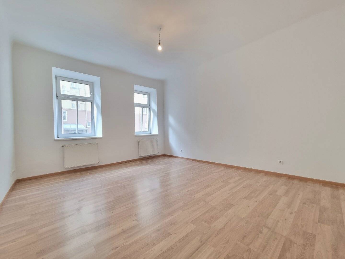Freundliche 2 Zimmer Altbauwohnung in ruhiger Lage - Bahnhof Hernals in der Nähe