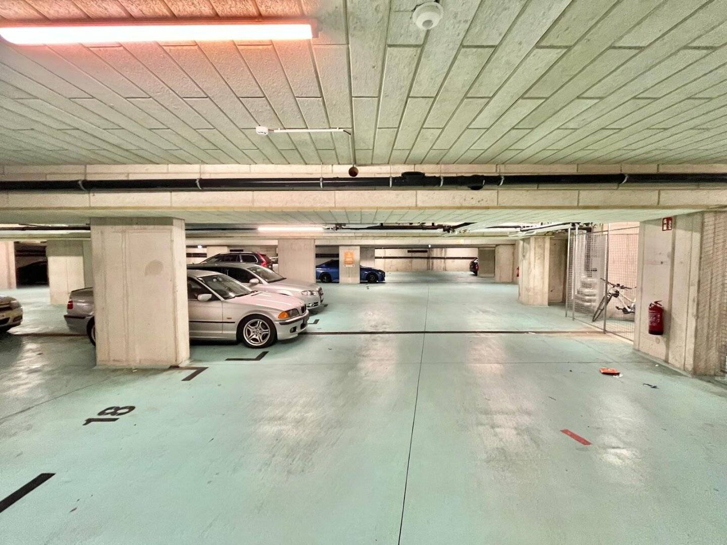 Parking spaces in the 11th district for rent Inquire now