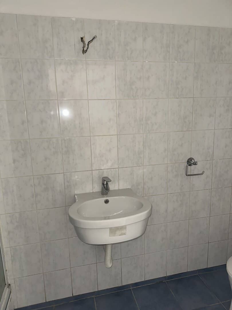 Available immediately! 4 minutes to U1! Singles/Couples/Investors/Versatile opportunities