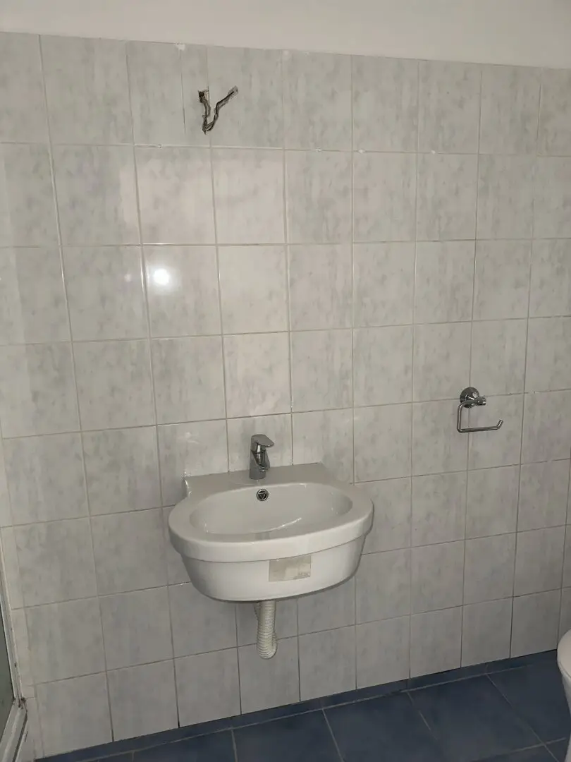 Old building apartment near U1 Reumannplatz sunny