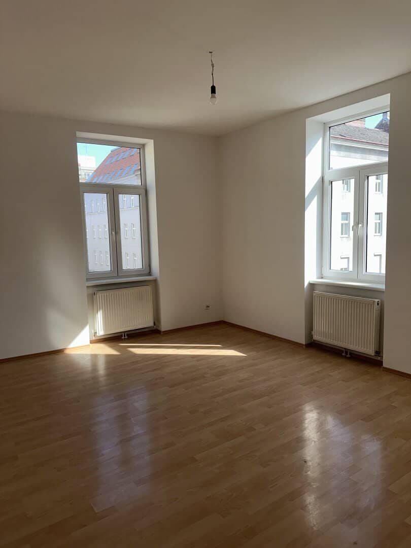 Available immediately! 4 minutes to U1! Singles/Couples/Investors/Versatile opportunities