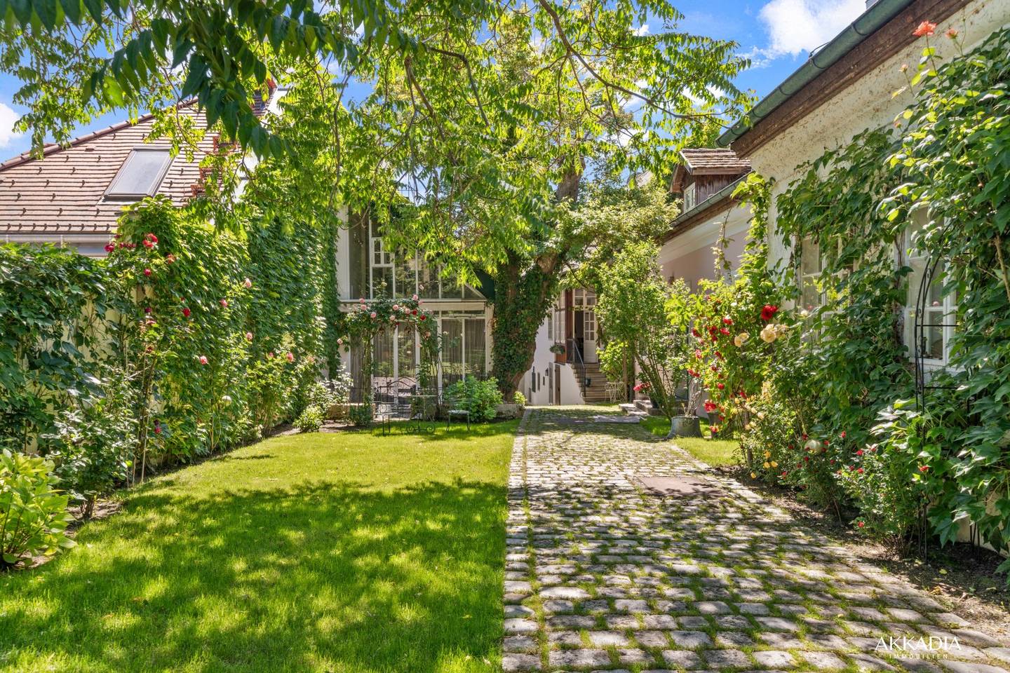 Tasteful architect's house with garden in the best Döbling location