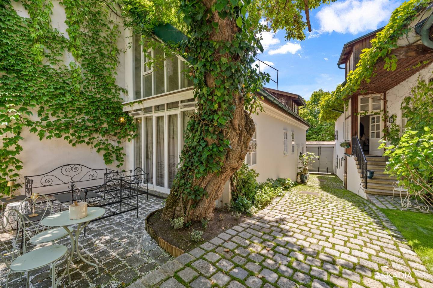 Tasteful architect's house with garden in the best Döbling location
