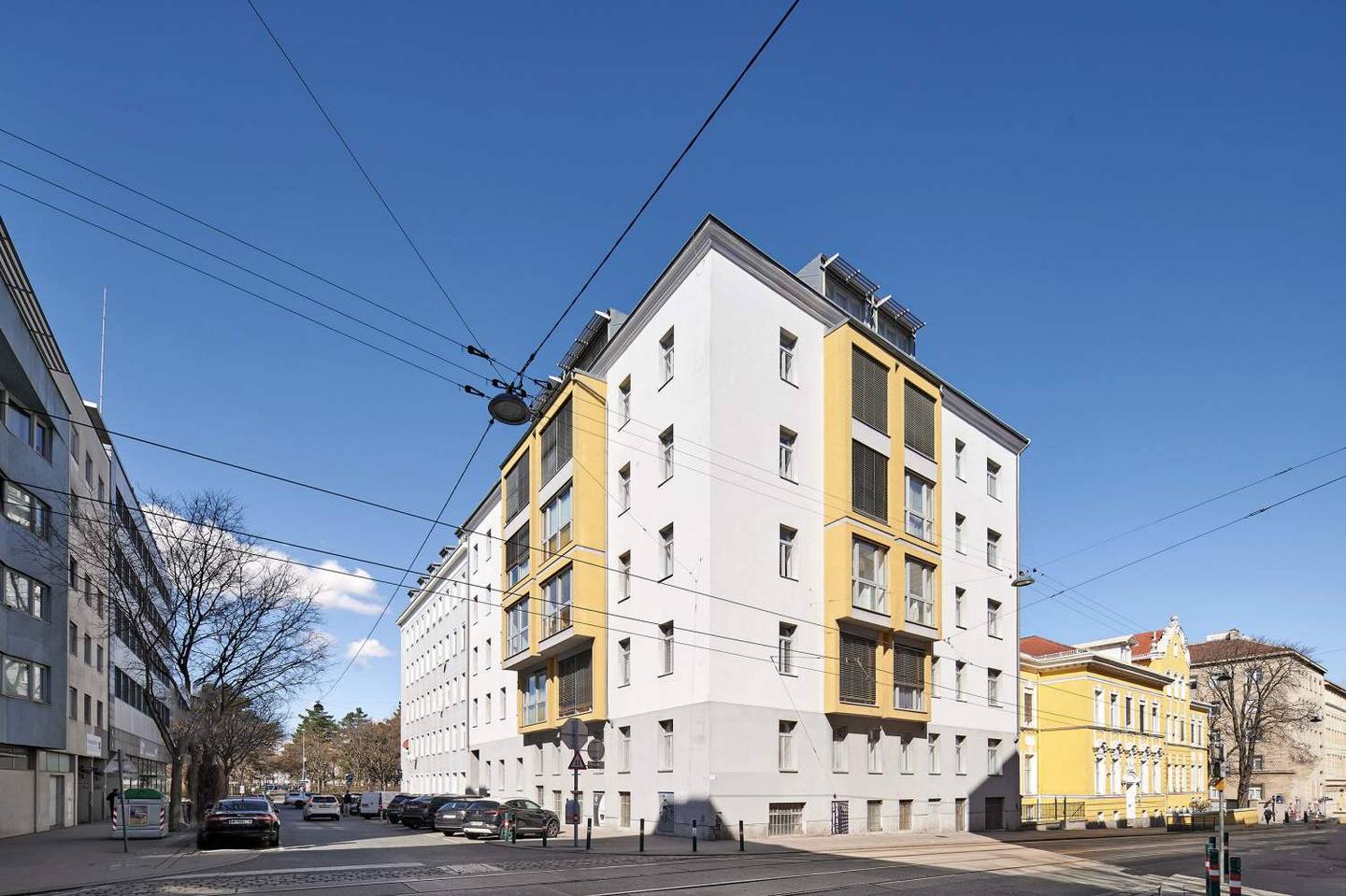 Old building apartment with elevator and excellent transport links