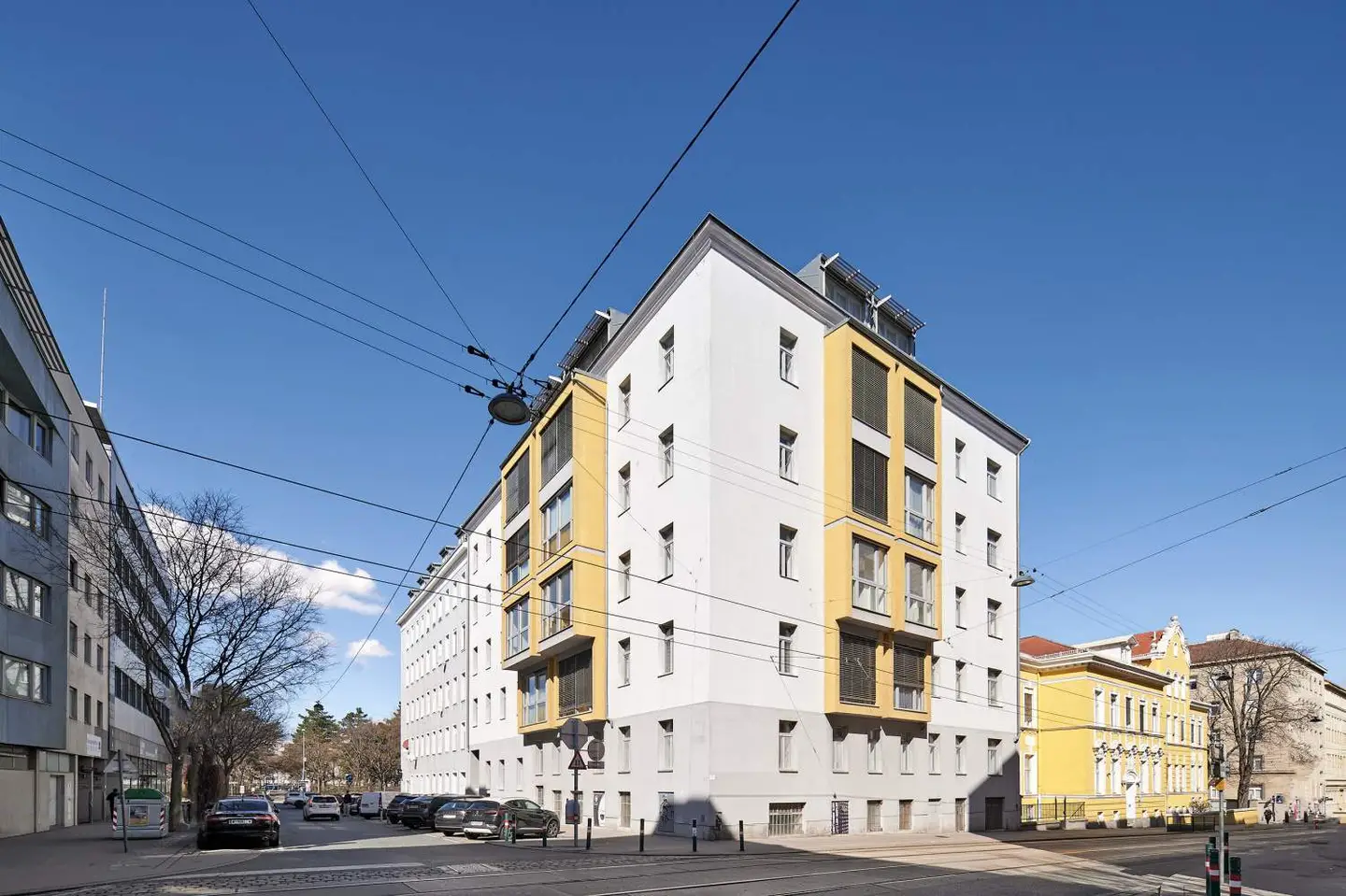 Old building apartment with elevator and excellent transport links