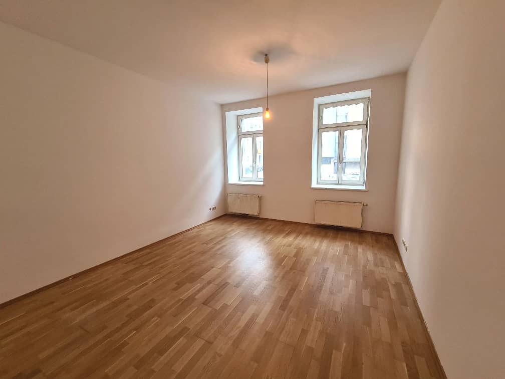 Old building apartment with elevator and excellent transport links