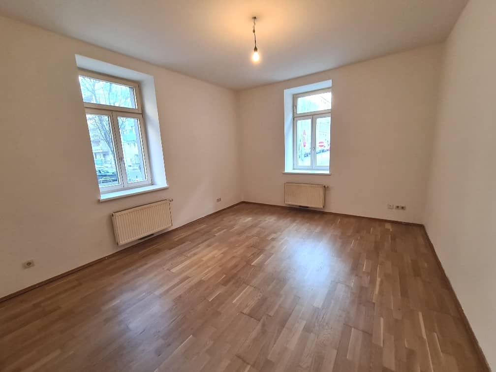 Old building apartment with elevator and excellent transport links