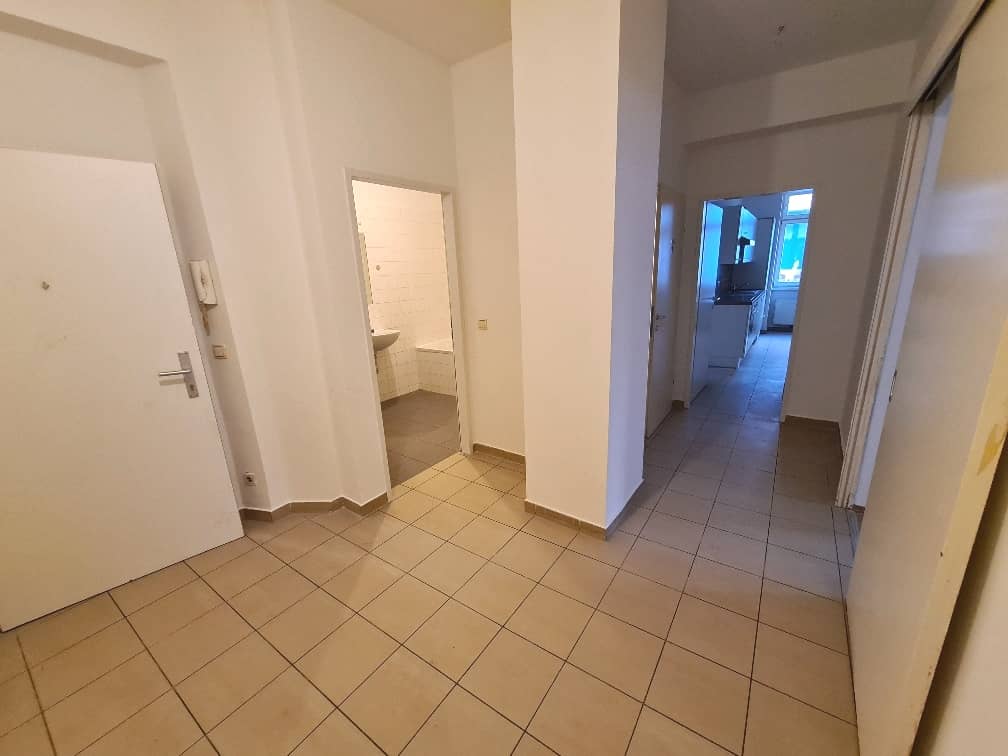 Old building apartment with elevator and excellent transport links