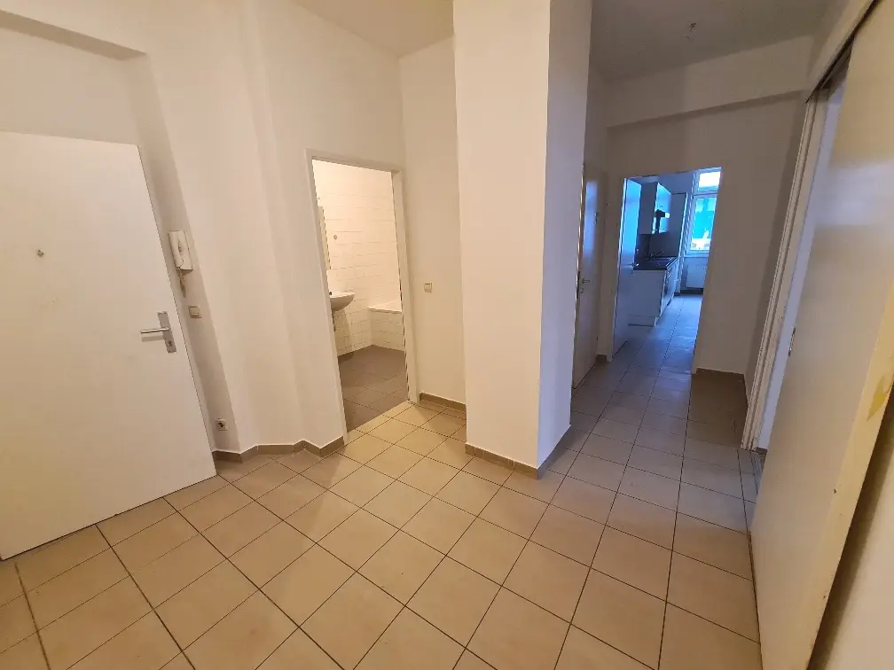 Old building apartment with elevator and excellent transport links