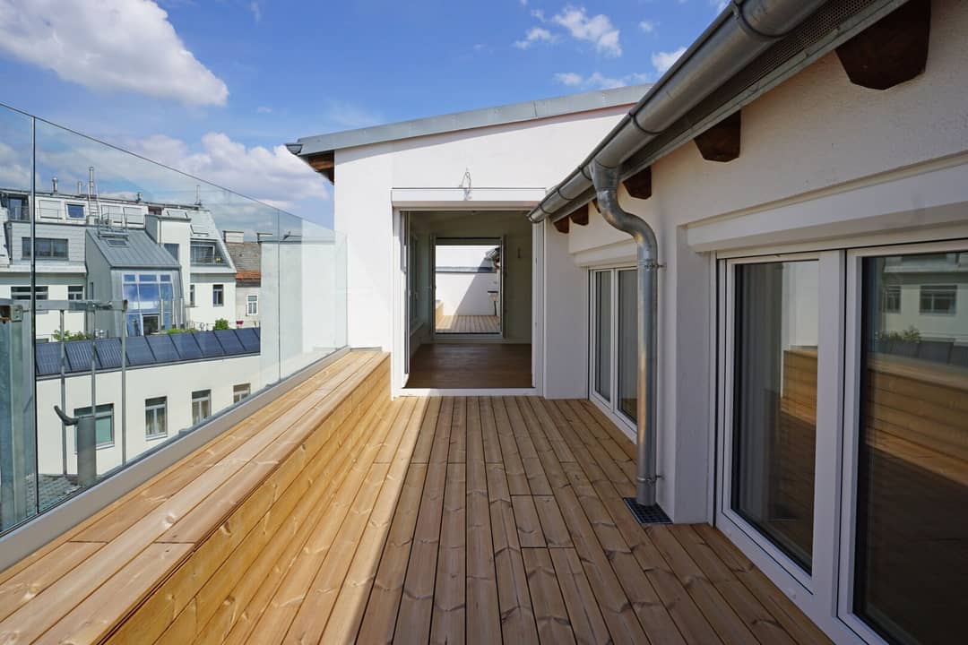 Dachterrasse vor Wohnbereich