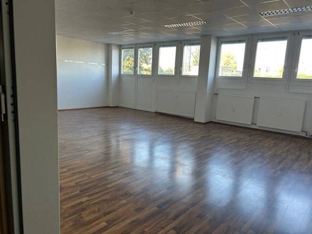 Hochwertige Büros günstig  zu vermieten  500 und  550 m² verfügbar und 280 m² in einem Extragbäude  B Widmung.