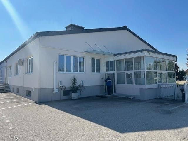 Hochwertige Büros günstig  zu vermieten  500 und  550 m² verfügbar und 280 m² in einem Extragbäude  B Widmung.