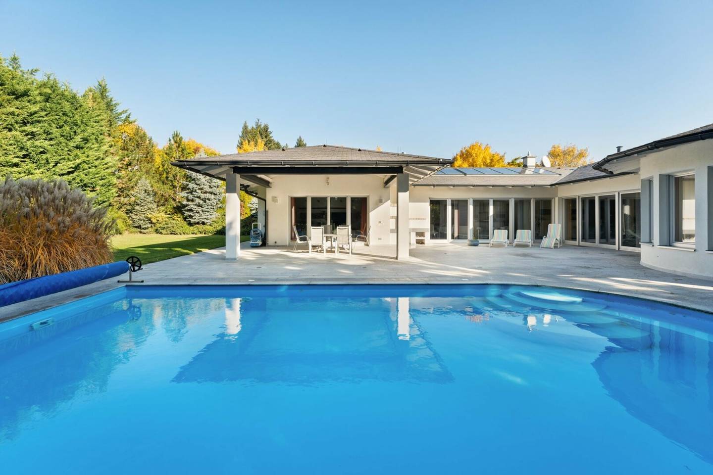 Architekten-Bungalow in Bad Fischau! Im Loftstil | Uneinsehbarer Garten | Pool und Wellnessbereich | Großzügige Garage