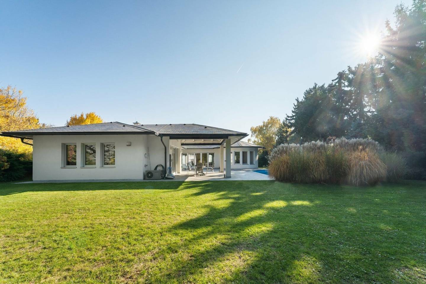 Architekten-Bungalow in Bad Fischau! Im Loftstil | Uneinsehbarer Garten | Pool und Wellnessbereich | Großzügige Garage