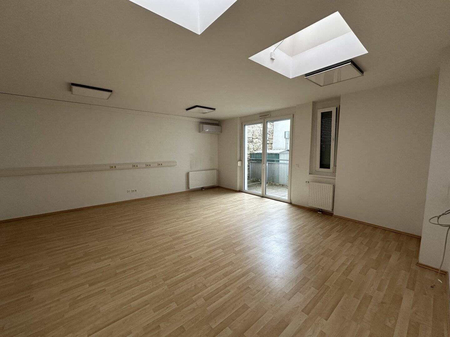 Ground floor apartment with terrace and good transport links