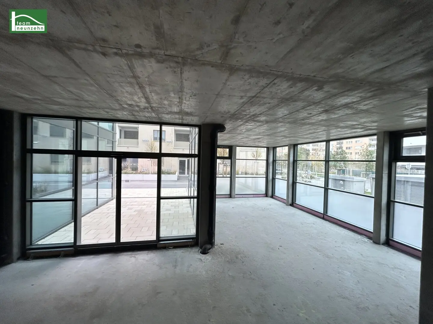 Commercial space with great potential - Office/Gastronomy/Medical practice possible - near U1