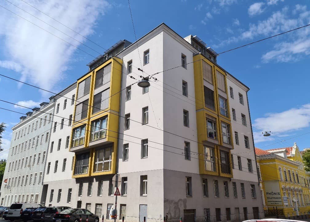 Old building apartment with loggia near downtown