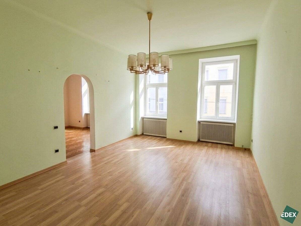Historic apartment with lift on the first floor