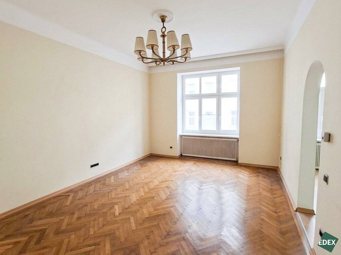 Historic apartment with lift on the first floor