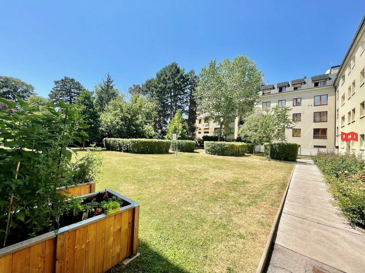 Lainzer Platzl in Hietzing: Bright, quiet, renovated 3 room new building apartment (built 1992) with green view and garage