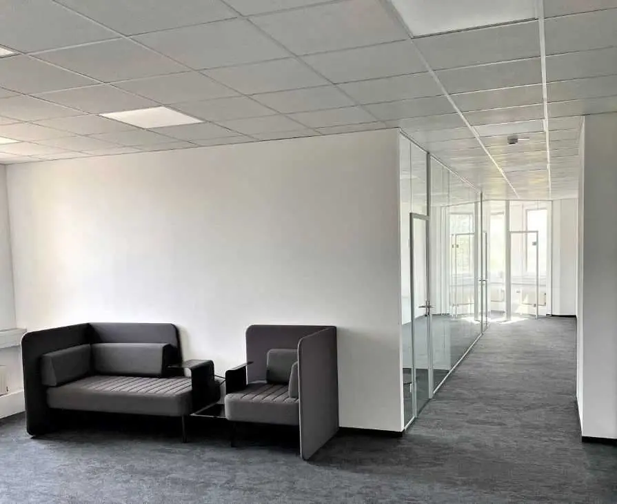 Modernes Bürohaus im 21. Bezirk Top Sichtbarkeit & Anbindung Fläche teilbar!