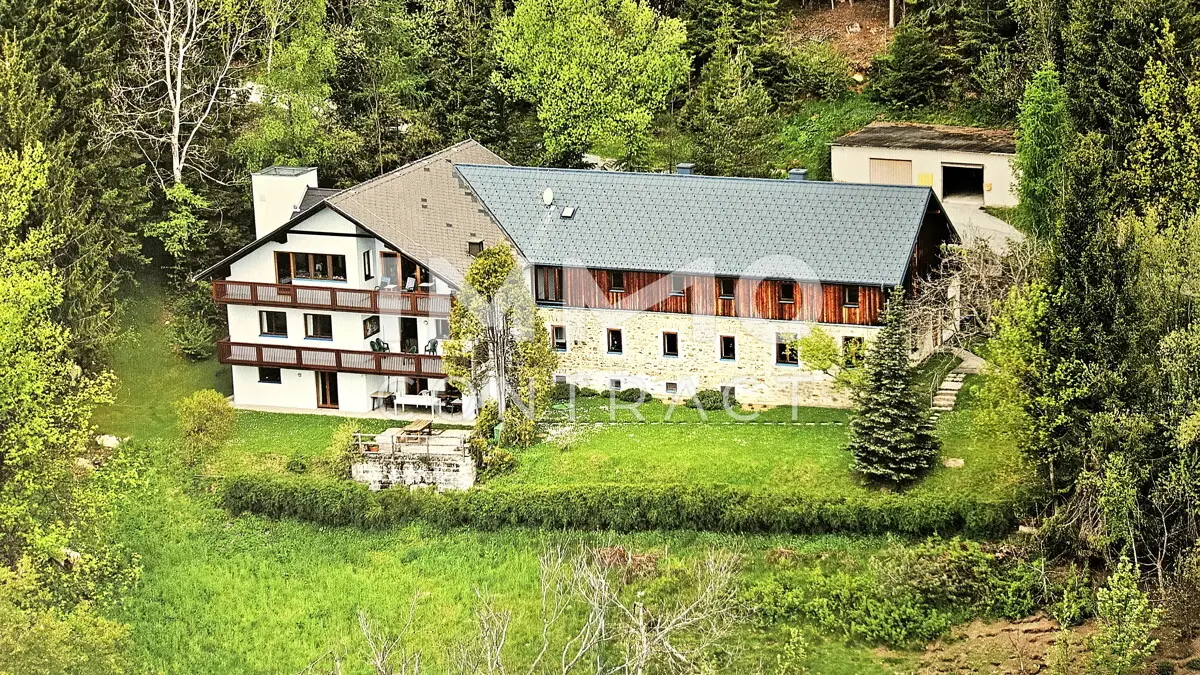 Apartment with lift in quiet location