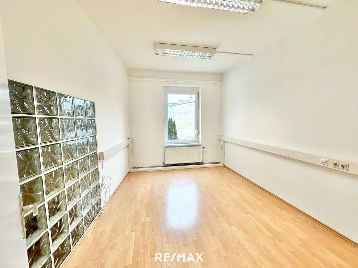 Bürofläche mit 5 Arbeitsräumen und Wartebereich – im Zentrum zu mieten!