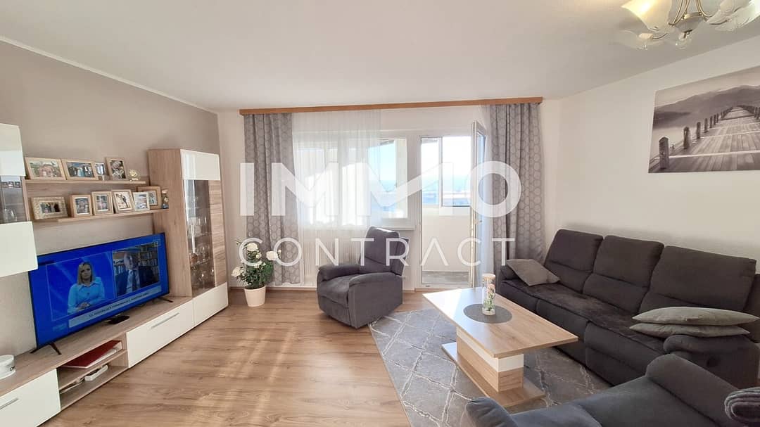 Wohnung mit verglaster Loggia und Aufzug